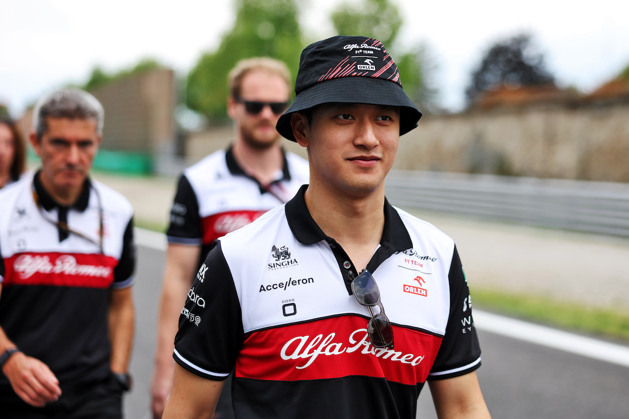 GP ITALIA, Guanyu Zhou (CHN) Alfa Romeo F1 Team walks the circuit with the team.
08.09.2022. Formula 1 World Championship, Rd 16, Italian Grand Prix, Monza, Italy, Preparation Day.
- www.xpbimages.com, EMail: requests@xpbimages.com © Copyright: Bearne / XPB Images
