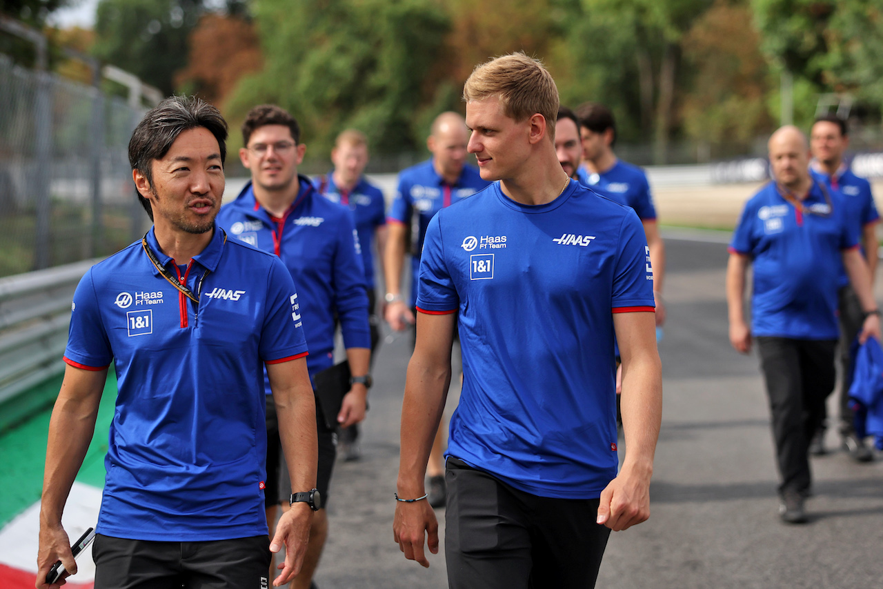 GP ITALIA, Mick Schumacher (GER) Haas F1 Team walks the circuit with Ayao Komatsu (JPN) Haas F1 Team Gara Engineer.
08.09.2022. Formula 1 World Championship, Rd 16, Italian Grand Prix, Monza, Italy, Preparation Day.
- www.xpbimages.com, EMail: requests@xpbimages.com © Copyright: Bearne / XPB Images