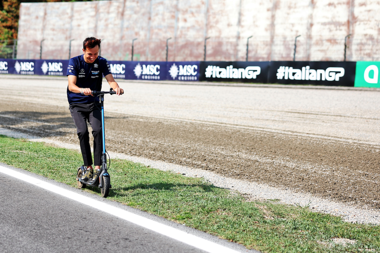 GP ITALIA, Alexander Albon (THA) Williams Racing rides the circuit.
08.09.2022. Formula 1 World Championship, Rd 16, Italian Grand Prix, Monza, Italy, Preparation Day.
- www.xpbimages.com, EMail: requests@xpbimages.com © Copyright: Bearne / XPB Images