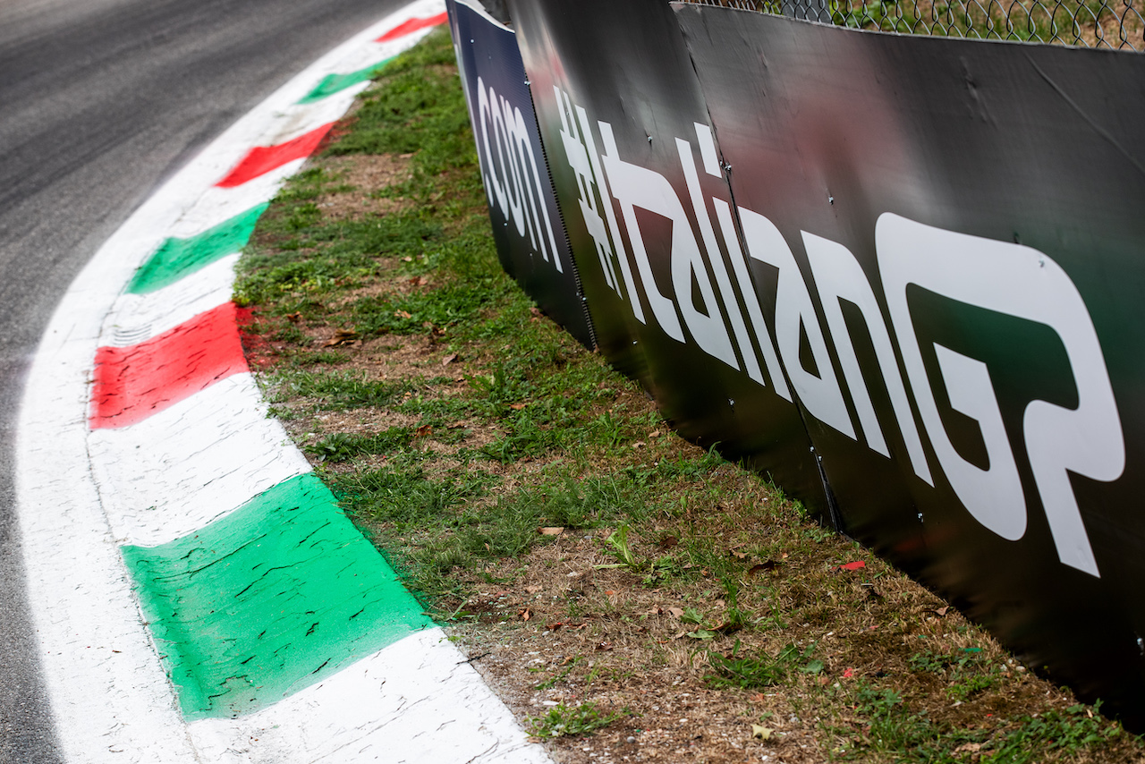 GP ITALIA, Circuit Atmosfera - kerb detail.
08.09.2022. Formula 1 World Championship, Rd 16, Italian Grand Prix, Monza, Italy, Preparation Day.
 - www.xpbimages.com, EMail: requests@xpbimages.com © Copyright: Coates / XPB Images