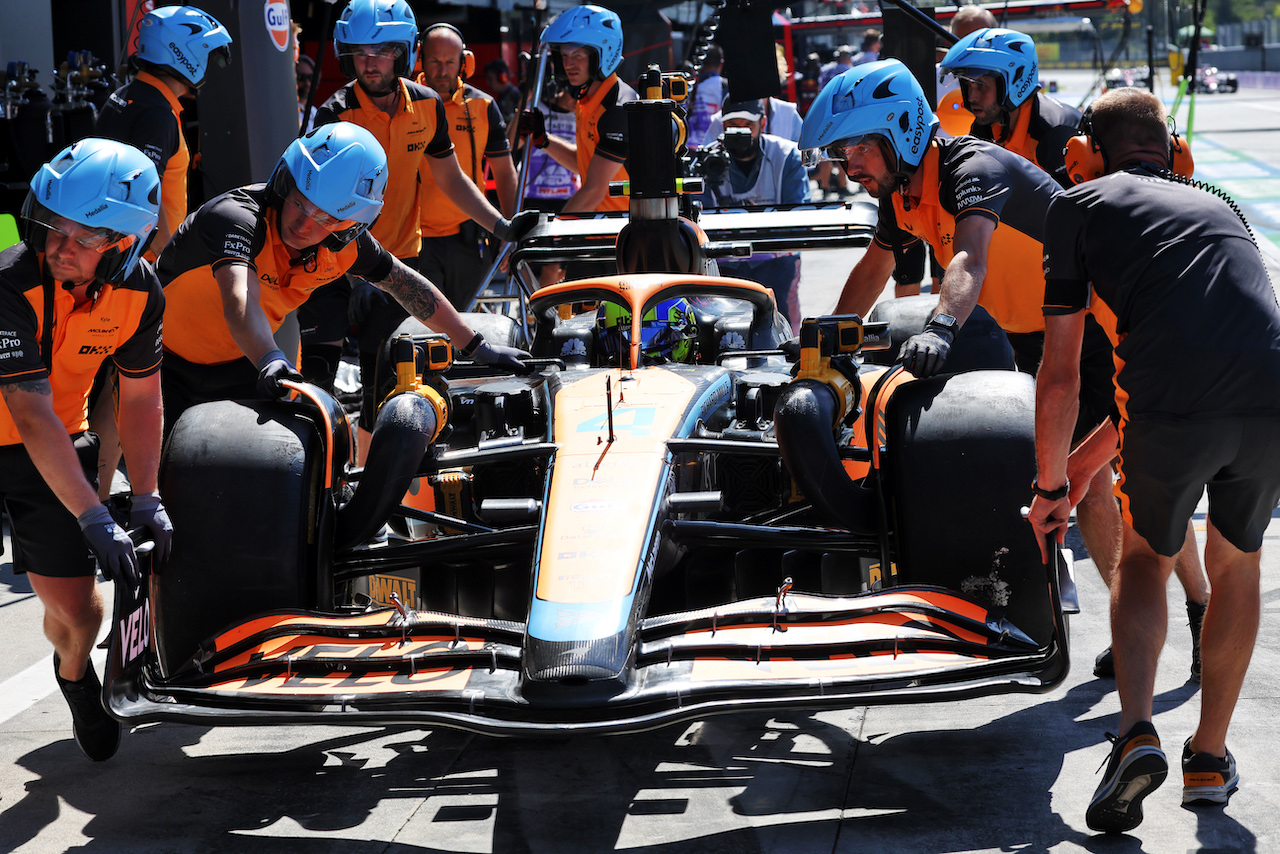 GP ITALIA, Lando Norris (GBR) McLaren MCL36 in the pits.
10.09.2022. Formula 1 World Championship, Rd 16, Italian Grand Prix, Monza, Italy, Qualifiche Day.
- www.xpbimages.com, EMail: requests@xpbimages.com © Copyright: Bearne / XPB Images