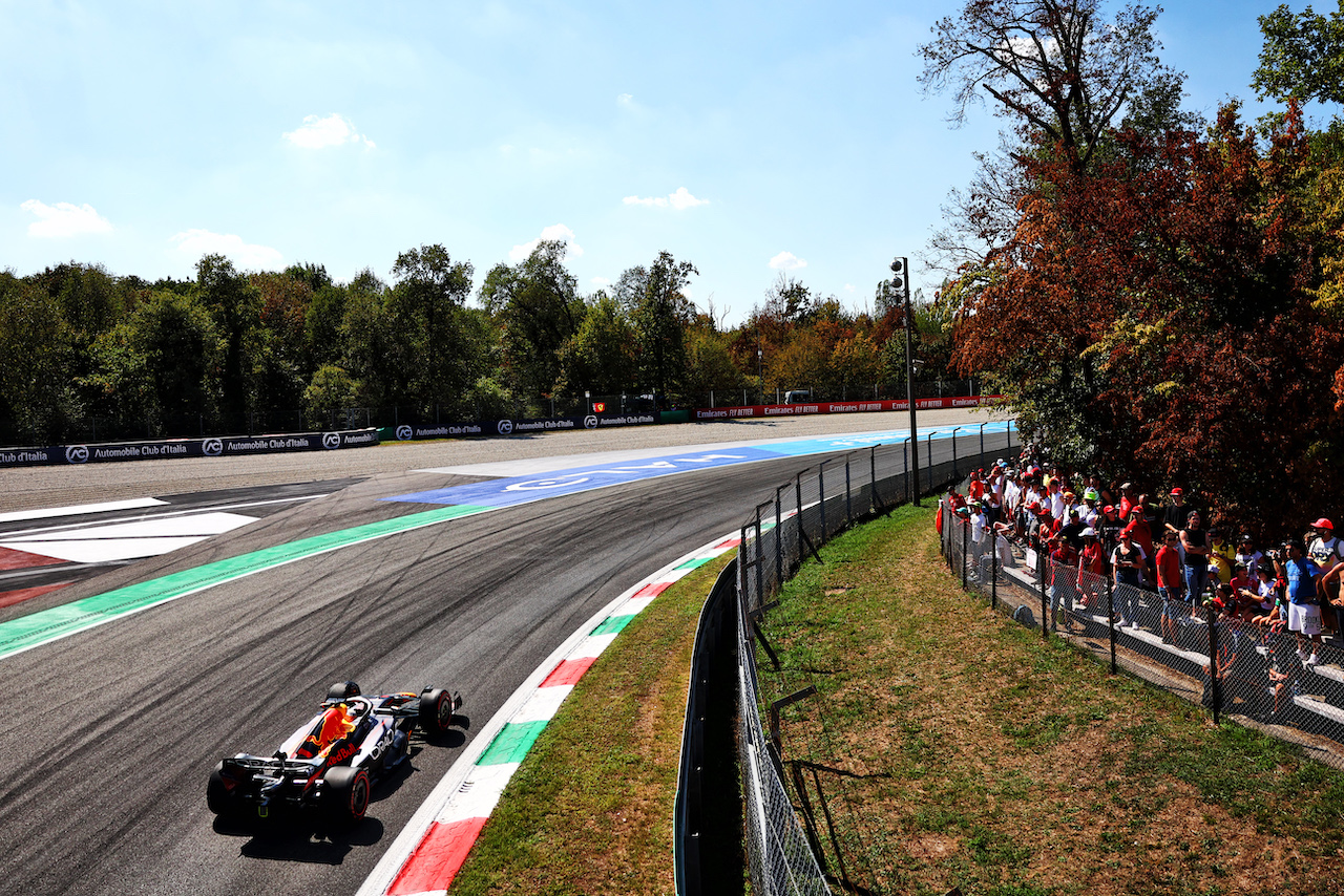 GP ITALIA, Max Verstappen (NLD) Red Bull Racing RB18.
10.09.2022. Formula 1 World Championship, Rd 16, Italian Grand Prix, Monza, Italy, Qualifiche Day.
- www.xpbimages.com, EMail: requests@xpbimages.com © Copyright: Batchelor / XPB Images