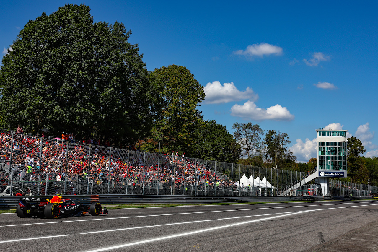 GP ITALIA, Sergio Perez (MEX), Red Bull Racing 
10.09.2022. Formula 1 World Championship, Rd 16, Italian Grand Prix, Monza, Italy, Qualifiche Day.
- www.xpbimages.com, EMail: requests@xpbimages.com ¬© Copyright: Charniaux / XPB Images