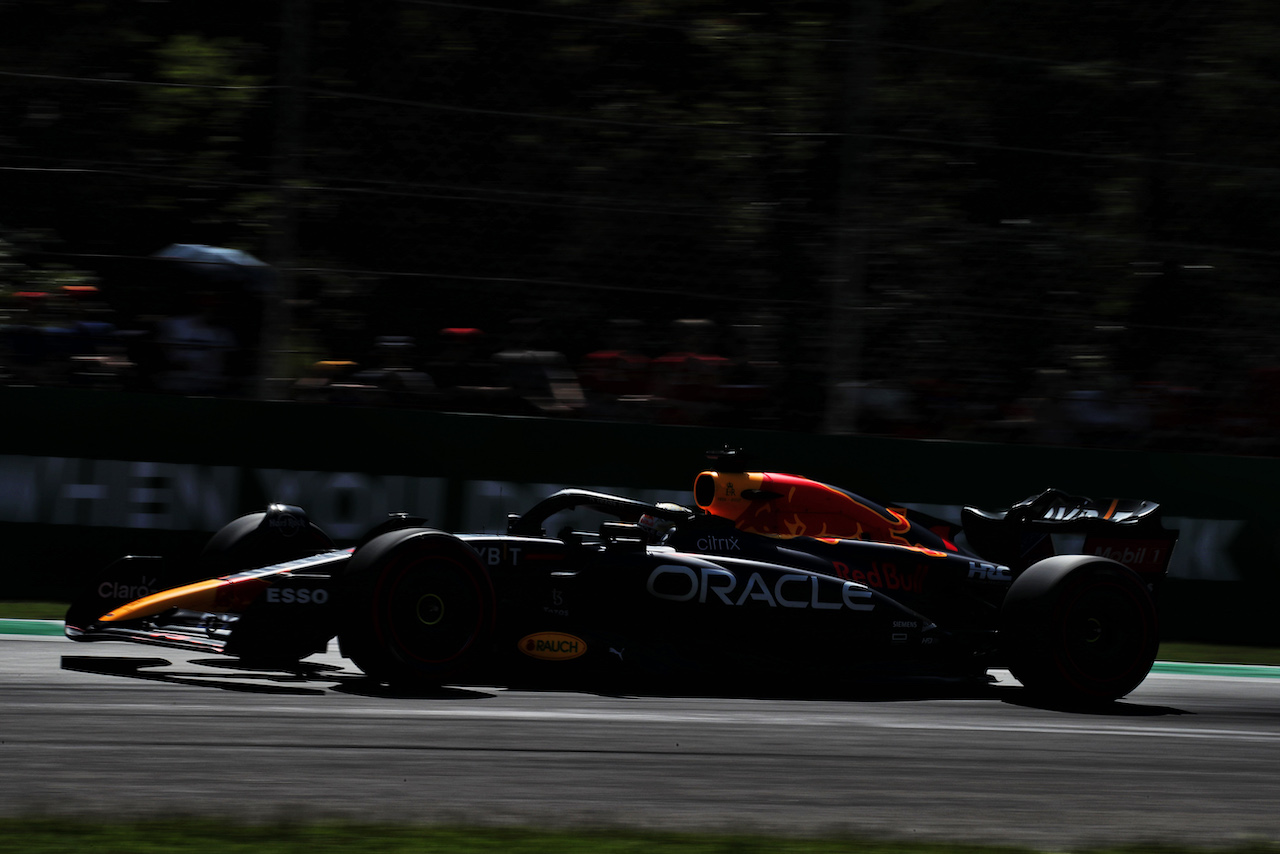GP ITALIA, Max Verstappen (NLD) Red Bull Racing RB18.
10.09.2022. Formula 1 World Championship, Rd 16, Italian Grand Prix, Monza, Italy, Qualifiche Day.
 - www.xpbimages.com, EMail: requests@xpbimages.com © Copyright: Coates / XPB Images
