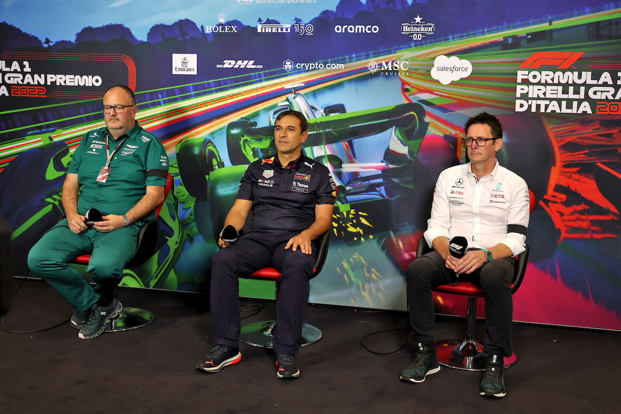 GP ITALIA, (L to R): Tom McCullough (GBR) Aston Martin F1 Team Performance Director; Pierre Wache (FRA) Red Bull Racing Technical Director; e Andrew Shovlin (GBR) Mercedes AMG F1 Trackside Engineering Director, in the FIA Press Conference.
10.09.2022. Formula 1 World Championship, Rd 16, Italian Grand Prix, Monza, Italy, Qualifiche Day.
- www.xpbimages.com, EMail: requests@xpbimages.com © Copyright: Bearne / XPB Images
