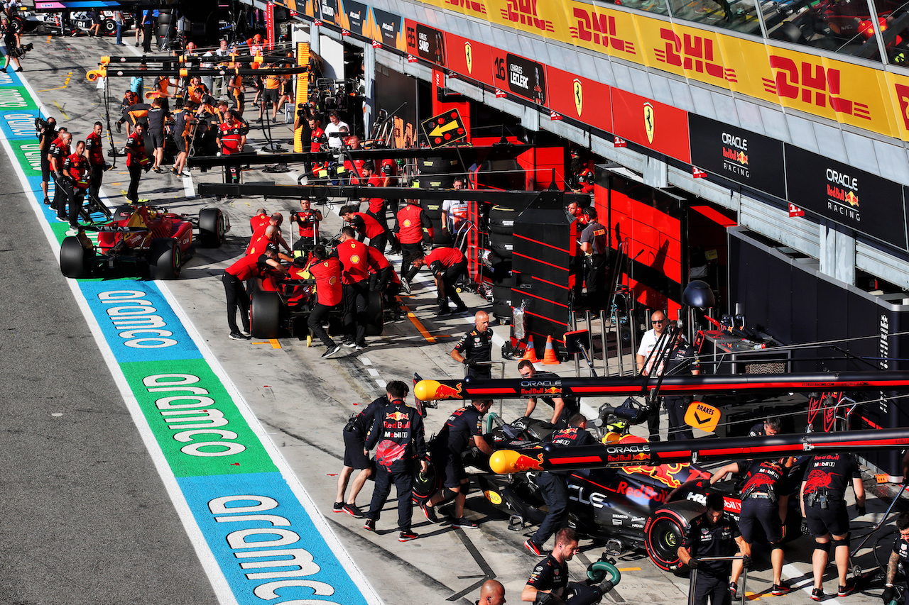 GP ITALIA, Sergio Perez (MEX) Red Bull Racing RB18, Charles Leclerc (MON) Ferrari F1-75 e Carlos Sainz Jr (ESP) Ferrari F1-75 in the pits.
10.09.2022. Formula 1 World Championship, Rd 16, Italian Grand Prix, Monza, Italy, Qualifiche Day.
 - www.xpbimages.com, EMail: requests@xpbimages.com © Copyright: Coates / XPB Images