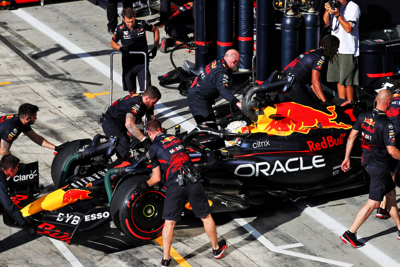 GP ITALIA, Max Verstappen (NLD) Red Bull Racing RB18 in the pits.
10.09.2022. Formula 1 World Championship, Rd 16, Italian Grand Prix, Monza, Italy, Qualifiche Day.
 - www.xpbimages.com, EMail: requests@xpbimages.com © Copyright: Coates / XPB Images