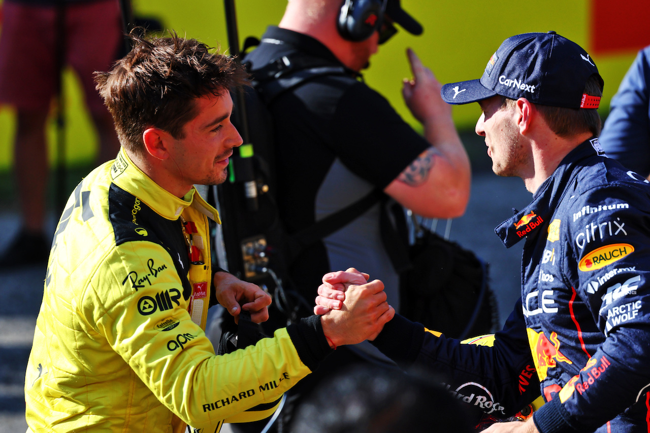 GP ITALIA, (L to R): Pole sitter Charles Leclerc (MON) Ferrari celebrates in qualifying parc ferme with second placed Max Verstappen (NLD) Red Bull Racing.
10.09.2022. Formula 1 World Championship, Rd 16, Italian Grand Prix, Monza, Italy, Qualifiche Day.
- www.xpbimages.com, EMail: requests@xpbimages.com © Copyright: Batchelor / XPB Images