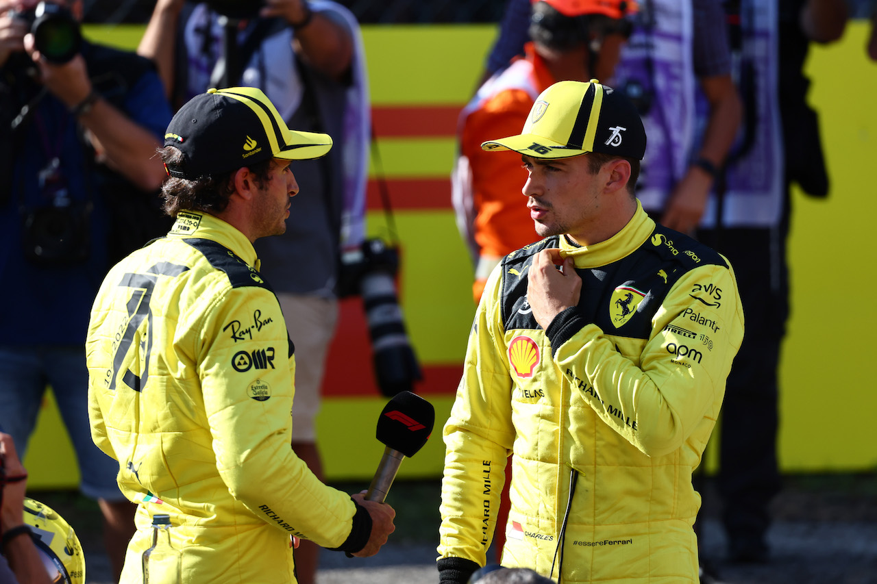GP ITALIA, 
(L to R): Carlos Sainz Jr (ESP) Ferrari with Charles Leclerc (MON) Ferrari in qualifying parc ferme. 10.09.2022. Formula 1 World Championship, Rd 16, Italian Grand Prix, Monza, Italy, Qualifiche Day. - www.xpbimages.com, EMail: requests@xpbimages.com ¬© Copyright: Batchelor / XPB Images