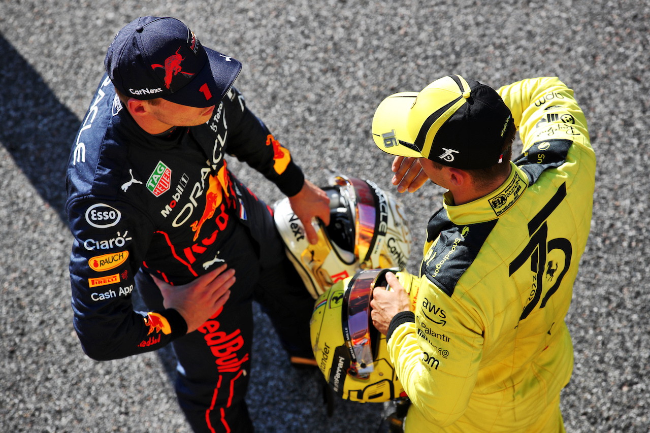 GP ITALIA, (L to R): Max Verstappen (NLD) Red Bull Racing with Charles Leclerc (MON) Ferrari in qualifying parc ferme.
10.09.2022. Formula 1 World Championship, Rd 16, Italian Grand Prix, Monza, Italy, Qualifiche Day.
 - www.xpbimages.com, EMail: requests@xpbimages.com © Copyright: Coates / XPB Images
