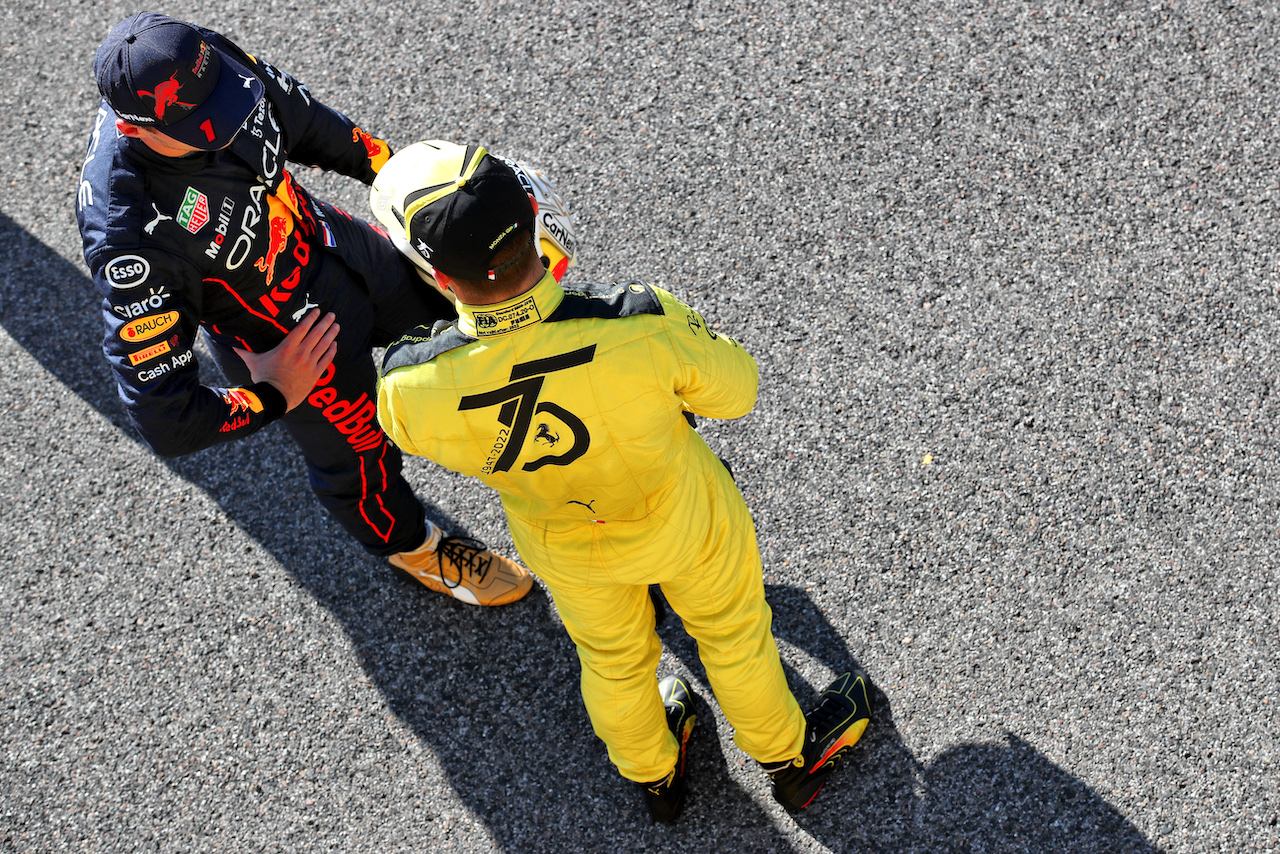 GP ITALIA, (L to R): Max Verstappen (NLD) Red Bull Racing with Charles Leclerc (MON) Ferrari in qualifying parc ferme.
10.09.2022. Formula 1 World Championship, Rd 16, Italian Grand Prix, Monza, Italy, Qualifiche Day.
 - www.xpbimages.com, EMail: requests@xpbimages.com © Copyright: Coates / XPB Images