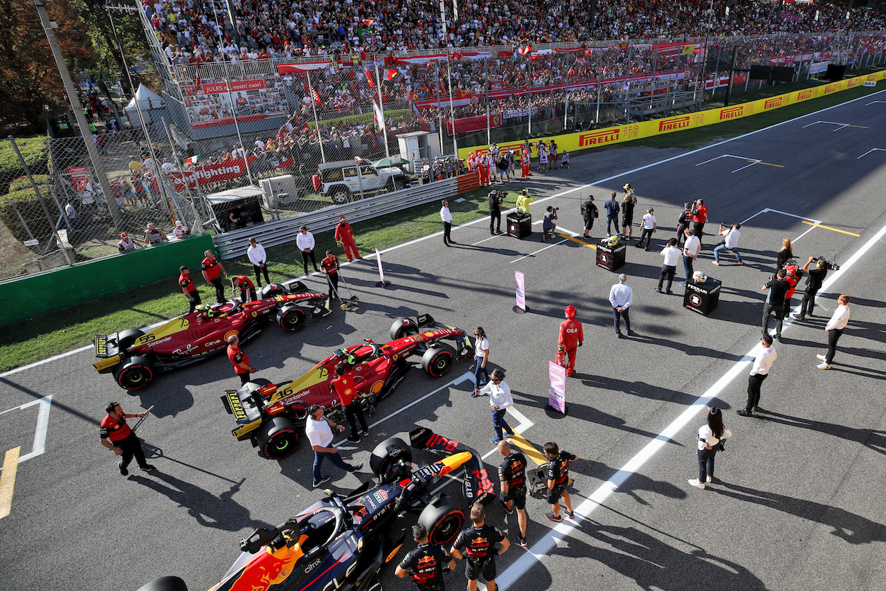 GP ITALIA, Charles Leclerc (MON) Ferrari F1-75; Carlos Sainz Jr (ESP) Ferrari F1-75; e Max Verstappen (NLD) Red Bull Racing RB18 in qualifying parc ferme.
10.09.2022. Formula 1 World Championship, Rd 16, Italian Grand Prix, Monza, Italy, Qualifiche Day.
 - www.xpbimages.com, EMail: requests@xpbimages.com © Copyright: Coates / XPB Images