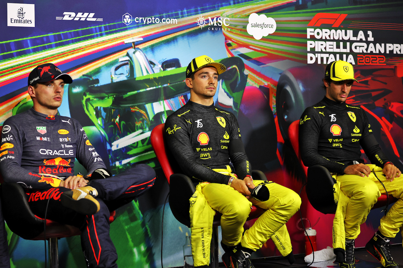 GP ITALIA, (L to R): Max Verstappen (NLD) Red Bull Racing; Charles Leclerc (MON) Ferrari; e Carlos Sainz Jr (ESP) Ferrari, in the post qualifying FIA Press Conference.
10.09.2022. Formula 1 World Championship, Rd 16, Italian Grand Prix, Monza, Italy, Qualifiche Day.
- www.xpbimages.com, EMail: requests@xpbimages.com © Copyright: Bearne / XPB Images