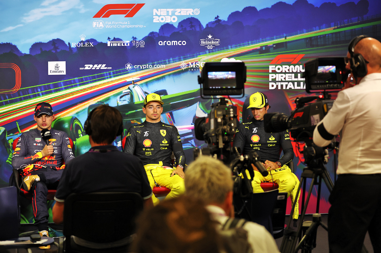 GP ITALIA, (L to R): Max Verstappen (NLD) Red Bull Racing; Charles Leclerc (MON) Ferrari; e Carlos Sainz Jr (ESP) Ferrari, in the post qualifying FIA Press Conference.
10.09.2022. Formula 1 World Championship, Rd 16, Italian Grand Prix, Monza, Italy, Qualifiche Day.
- www.xpbimages.com, EMail: requests@xpbimages.com © Copyright: Bearne / XPB Images