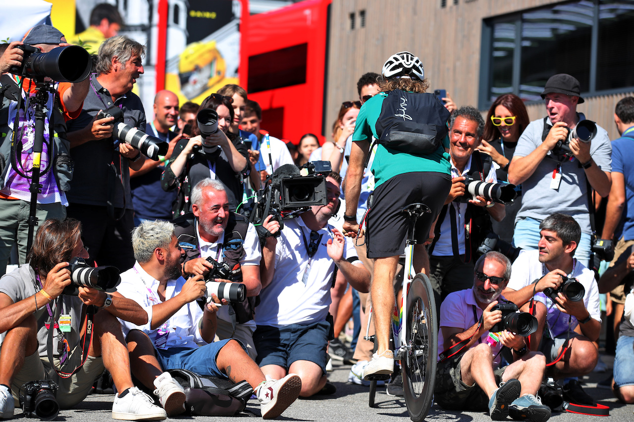 GP ITALIA, Sebastian Vettel (GER) Aston Martin F1 Team e a wall of photographers.
10.09.2022. Formula 1 World Championship, Rd 16, Italian Grand Prix, Monza, Italy, Qualifiche Day.
 - www.xpbimages.com, EMail: requests@xpbimages.com © Copyright: Coates / XPB Images