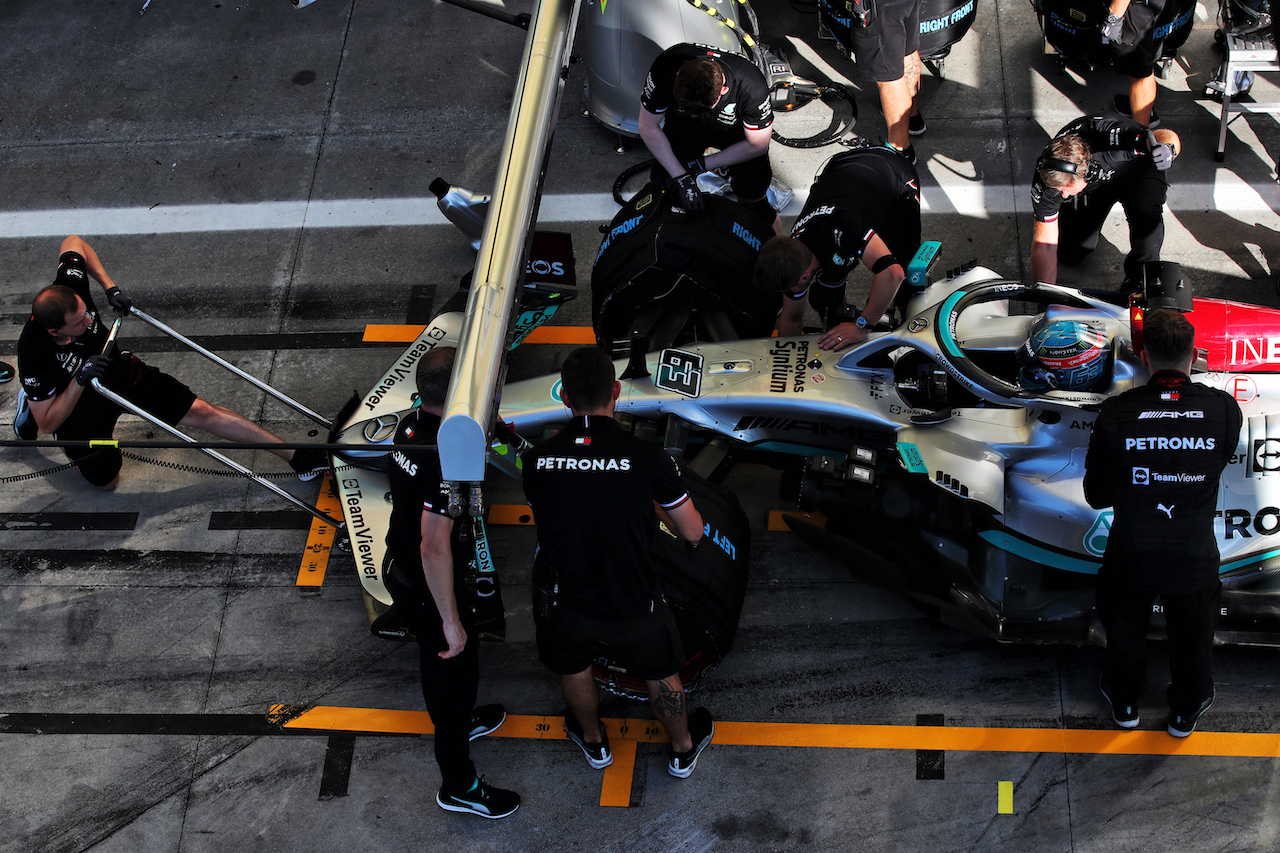 GP ITALIA, George Russell (GBR) Mercedes AMG F1 W13 in the pits.
10.09.2022. Formula 1 World Championship, Rd 16, Italian Grand Prix, Monza, Italy, Qualifiche Day.
 - www.xpbimages.com, EMail: requests@xpbimages.com © Copyright: Coates / XPB Images