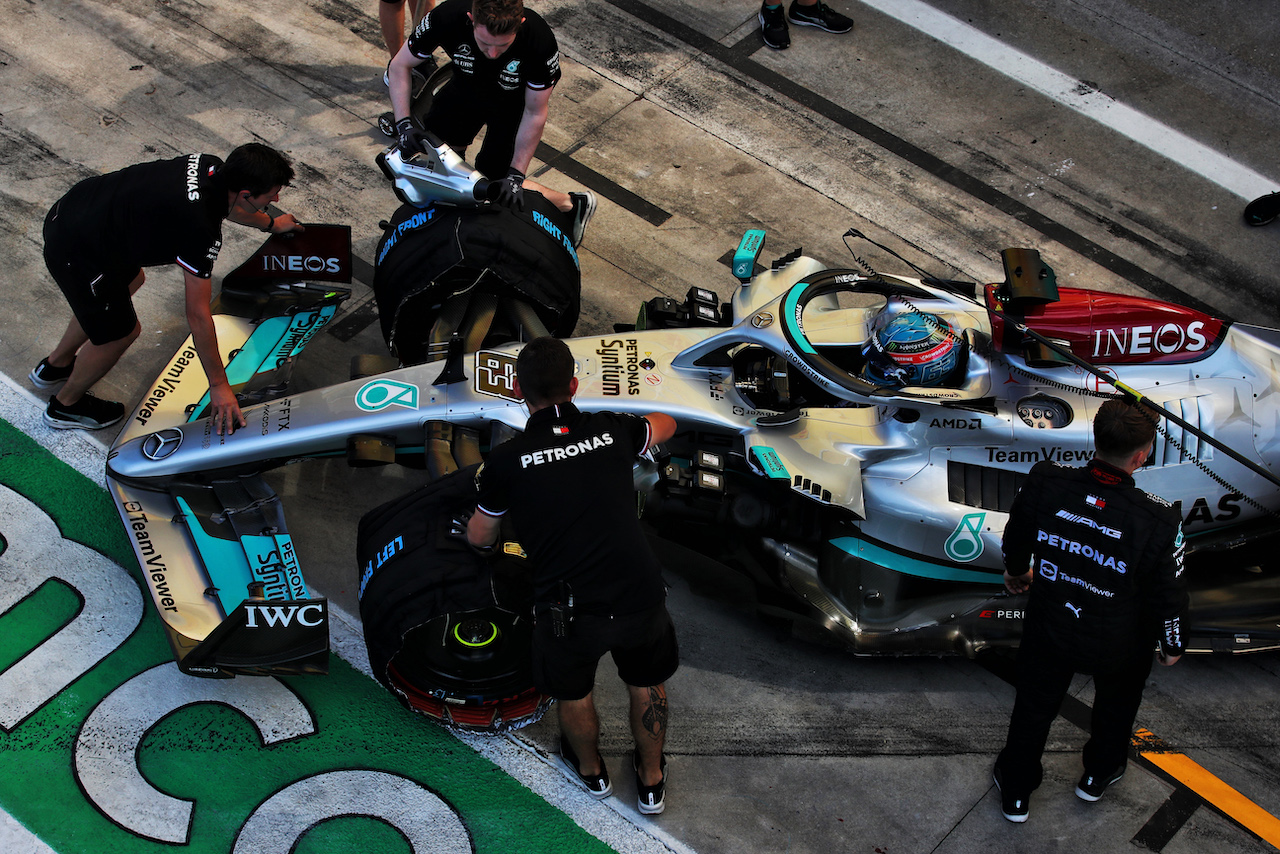 GP ITALIA, George Russell (GBR) Mercedes AMG F1 W13 in the pits.
10.09.2022. Formula 1 World Championship, Rd 16, Italian Grand Prix, Monza, Italy, Qualifiche Day.
 - www.xpbimages.com, EMail: requests@xpbimages.com © Copyright: Coates / XPB Images