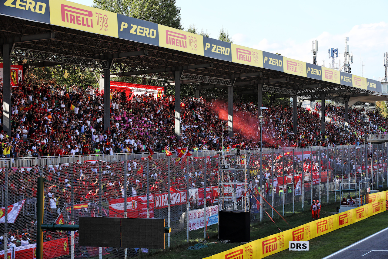 GP ITALIA, Circuit Atmosfera - fans in the grandstand.
10.09.2022. Formula 1 World Championship, Rd 16, Italian Grand Prix, Monza, Italy, Qualifiche Day.
 - www.xpbimages.com, EMail: requests@xpbimages.com © Copyright: Coates / XPB Images