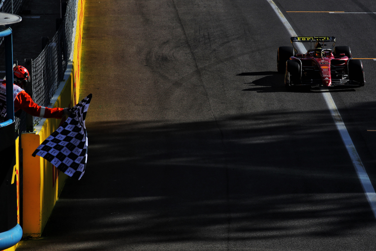 GP ITALIA, Charles Leclerc (MON) Ferrari F1-75 takes the chequered flag at the end of qualifying.
10.09.2022. Formula 1 World Championship, Rd 16, Italian Grand Prix, Monza, Italy, Qualifiche Day.
 - www.xpbimages.com, EMail: requests@xpbimages.com © Copyright: Coates / XPB Images
