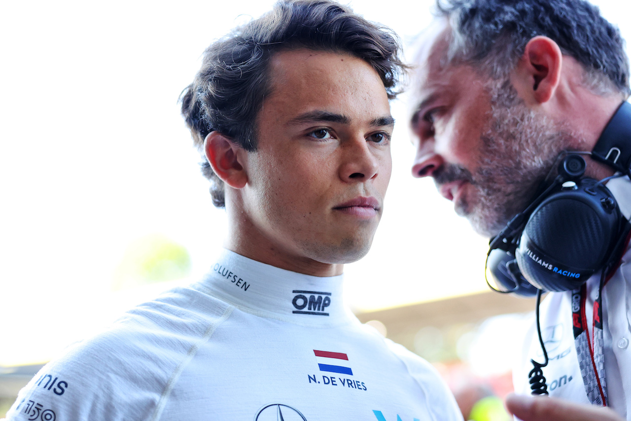 GP ITALIA, (L to R): Nyck de Vries (NLD) Williams Racing Reserve Driver with James Urwin (GBR) Williams Racing Gara Engineer.
10.09.2022. Formula 1 World Championship, Rd 16, Italian Grand Prix, Monza, Italy, Qualifiche Day.
- www.xpbimages.com, EMail: requests@xpbimages.com © Copyright: Bearne / XPB Images