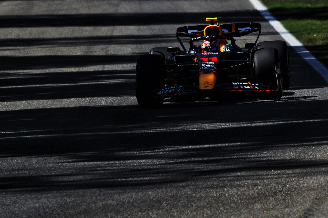 GP ITALIA, Sergio Perez (MEX) Red Bull Racing RB18.
10.09.2022. Formula 1 World Championship, Rd 16, Italian Grand Prix, Monza, Italy, Qualifiche Day.
 - www.xpbimages.com, EMail: requests@xpbimages.com © Copyright: Coates / XPB Images