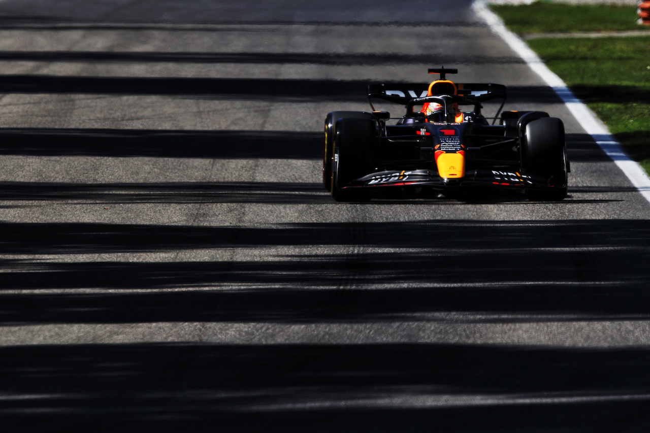 GP ITALIA, Max Verstappen (NLD) Red Bull Racing RB18.
10.09.2022. Formula 1 World Championship, Rd 16, Italian Grand Prix, Monza, Italy, Qualifiche Day.
 - www.xpbimages.com, EMail: requests@xpbimages.com © Copyright: Coates / XPB Images