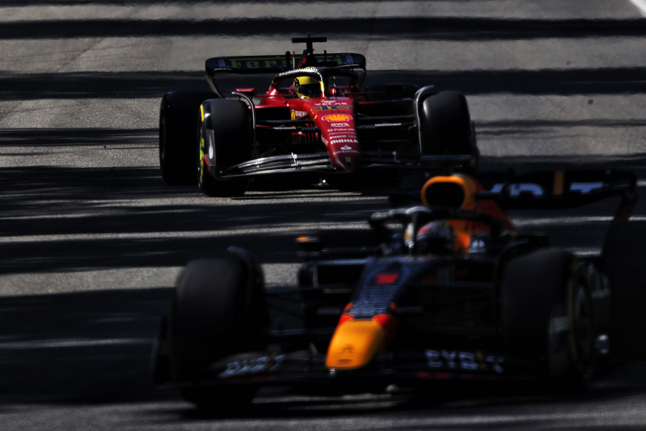 GP ITALIA, Charles Leclerc (MON) Ferrari F1-75 follows Max Verstappen (NLD) Red Bull Racing RB18.
10.09.2022. Formula 1 World Championship, Rd 16, Italian Grand Prix, Monza, Italy, Qualifiche Day.
 - www.xpbimages.com, EMail: requests@xpbimages.com © Copyright: Coates / XPB Images