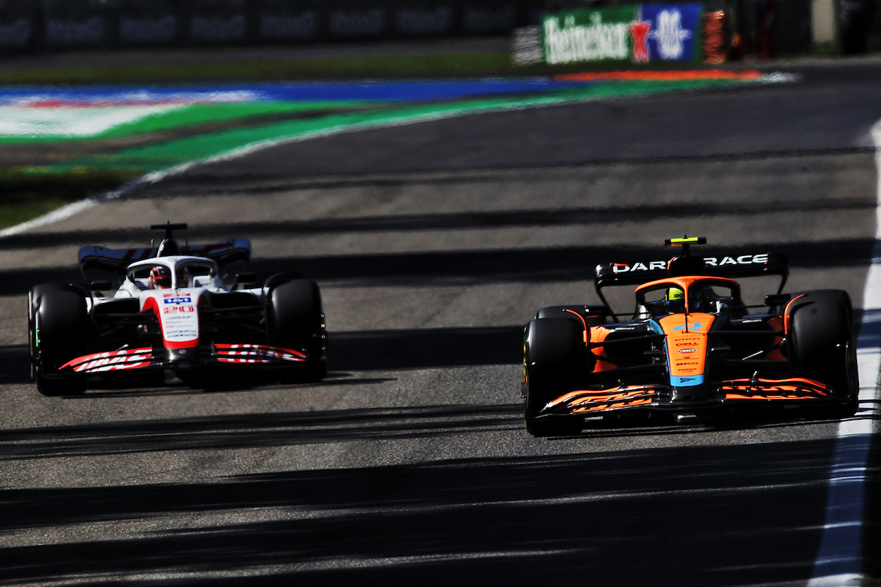 GP ITALIA, Lando Norris (GBR) McLaren MCL36 e Kevin Magnussen (DEN) Haas VF-22.
10.09.2022. Formula 1 World Championship, Rd 16, Italian Grand Prix, Monza, Italy, Qualifiche Day.
 - www.xpbimages.com, EMail: requests@xpbimages.com © Copyright: Coates / XPB Images