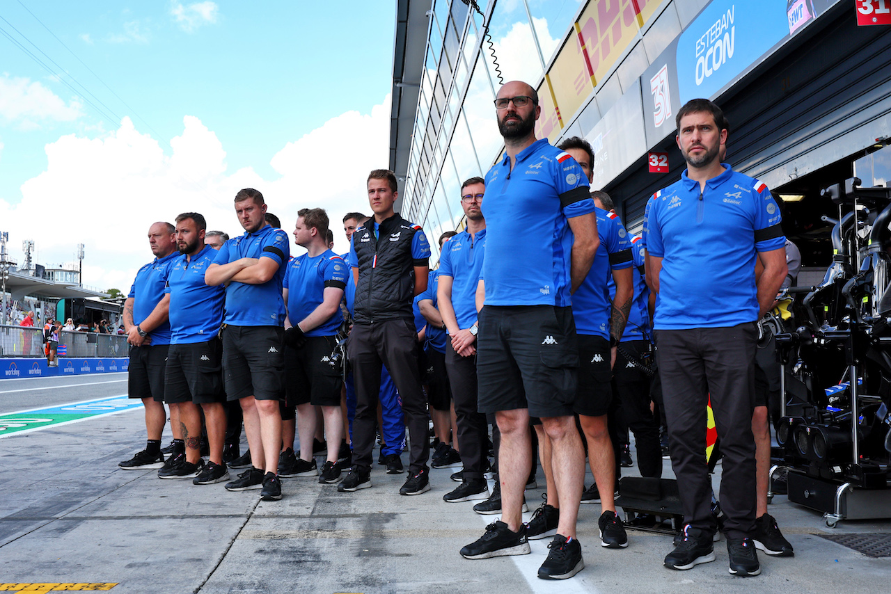 GP ITALIA, Alpine F1 Team in the pits as a minute's silence is held in memory of Queen Elizabeth II.
09.09.2022. Formula 1 World Championship, Rd 16, Italian Grand Prix, Monza, Italy, Practice Day.
- www.xpbimages.com, EMail: requests@xpbimages.com © Copyright: Charniaux / XPB Images