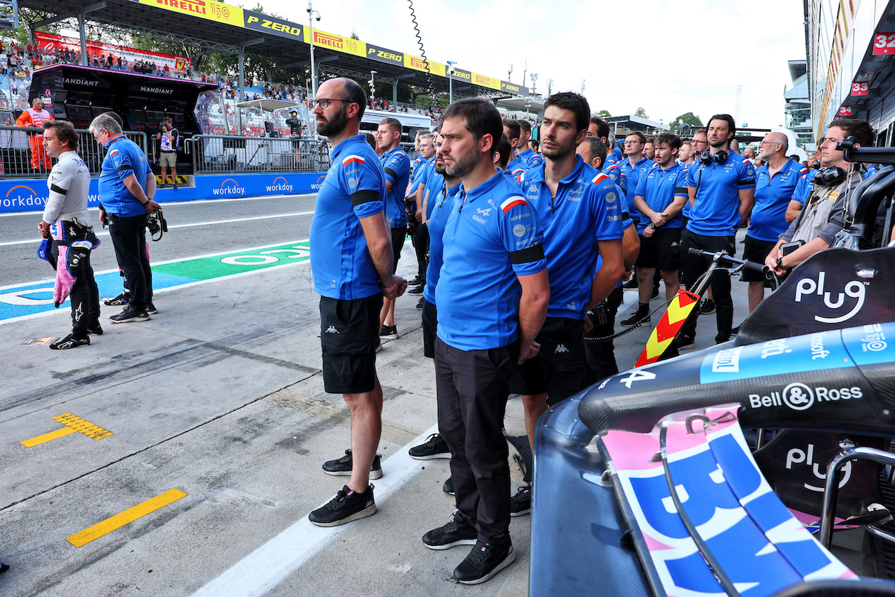 GP ITALIA, Alpine F1 Team in the pits as a minute's silence is held in memory of Queen Elizabeth II.
09.09.2022. Formula 1 World Championship, Rd 16, Italian Grand Prix, Monza, Italy, Practice Day.
- www.xpbimages.com, EMail: requests@xpbimages.com © Copyright: Charniaux / XPB Images