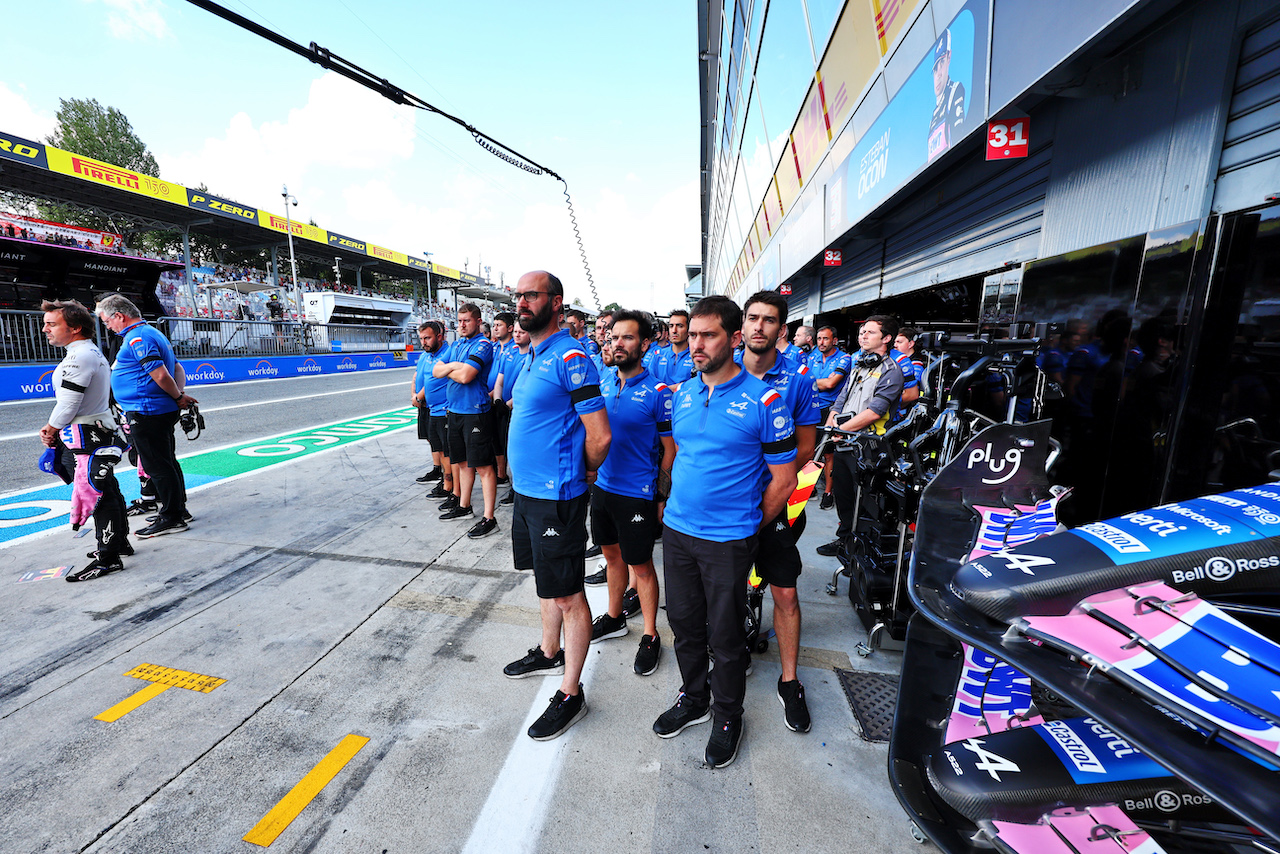 GP ITALIA, Alpine F1 Team in the pits as a minute's silence is held in memory of Queen Elizabeth II.
09.09.2022. Formula 1 World Championship, Rd 16, Italian Grand Prix, Monza, Italy, Practice Day.
- www.xpbimages.com, EMail: requests@xpbimages.com © Copyright: Charniaux / XPB Images