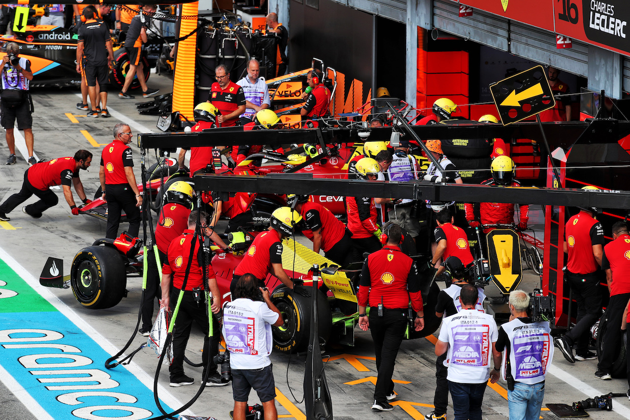 GP ITALIA, Charles Leclerc (MON) Ferrari F1-75 e Carlos Sainz Jr (ESP) Ferrari F1-75 in the pits.
09.09.2022. Formula 1 World Championship, Rd 16, Italian Grand Prix, Monza, Italy, Practice Day.
 - www.xpbimages.com, EMail: requests@xpbimages.com © Copyright: Coates / XPB Images