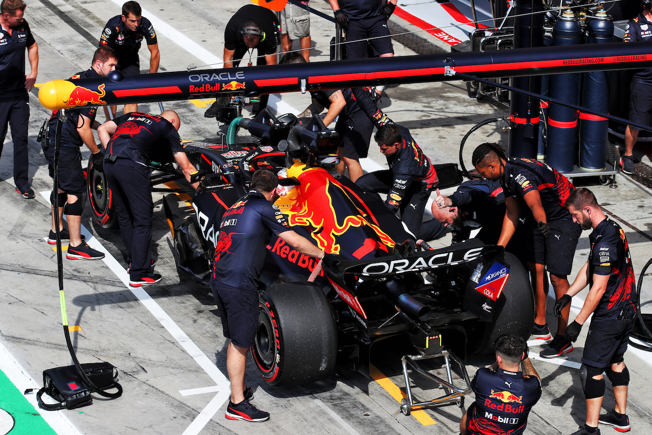 GP ITALIA, Max Verstappen (NLD) Red Bull Racing RB18 in the pits.
09.09.2022. Formula 1 World Championship, Rd 16, Italian Grand Prix, Monza, Italy, Practice Day.
 - www.xpbimages.com, EMail: requests@xpbimages.com © Copyright: Coates / XPB Images