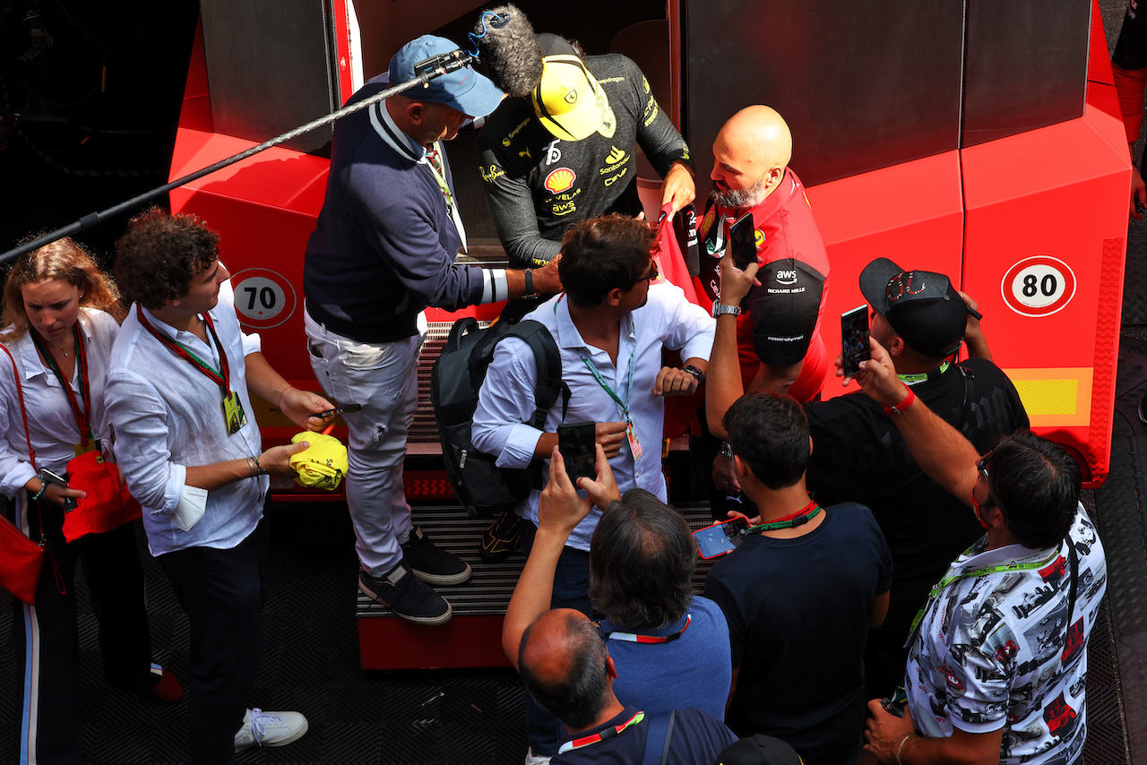 GP ITALIA, Carlos Sainz Jr (ESP) Ferrari with fans.
09.09.2022. Formula 1 World Championship, Rd 16, Italian Grand Prix, Monza, Italy, Practice Day.
- www.xpbimages.com, EMail: requests@xpbimages.com © Copyright: Batchelor / XPB Images