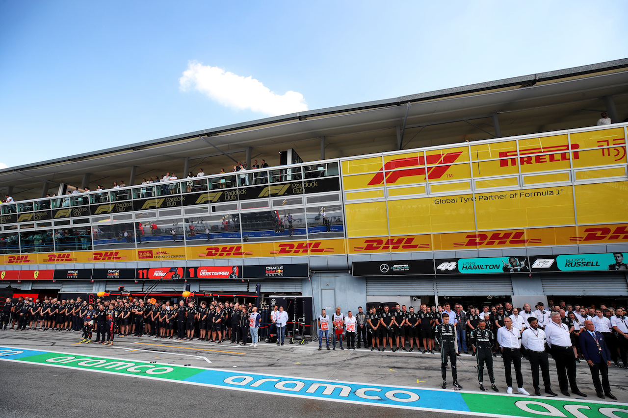 GP ITALIA, (L to R): George Russell (GBR) Mercedes AMG F1; Lewis Hamilton (GBR) Mercedes AMG F1; Stefano Domenicali (ITA) Formula One President e CEO; Mohammed Bin Sulayem (UAE) FIA President; Ross Brawn (GBR) Managing Director, Motor Sports; e Dr. Angelo Sticchi Damiani (ITA) Aci Csai President, in the pits as a minute's silence is held in memory of Queen Elizabeth II.
09.09.2022. Formula 1 World Championship, Rd 16, Italian Grand Prix, Monza, Italy, Practice Day.
 - www.xpbimages.com, EMail: requests@xpbimages.com © Copyright: Coates / XPB Images
