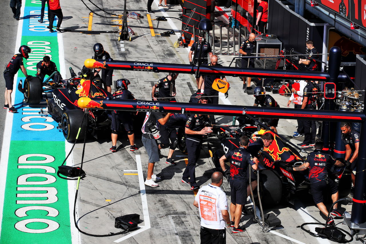 GP ITALIA, Sergio Perez (MEX) Red Bull Racing RB18 e Max Verstappen (NLD) Red Bull Racing RB18 in the pits.
09.09.2022. Formula 1 World Championship, Rd 16, Italian Grand Prix, Monza, Italy, Practice Day.
 - www.xpbimages.com, EMail: requests@xpbimages.com © Copyright: Coates / XPB Images