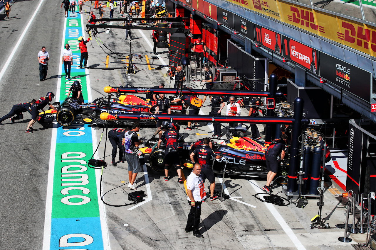 GP ITALIA, Sergio Perez (MEX) Red Bull Racing RB18 e Max Verstappen (NLD) Red Bull Racing RB18 in the pits.
09.09.2022. Formula 1 World Championship, Rd 16, Italian Grand Prix, Monza, Italy, Practice Day.
 - www.xpbimages.com, EMail: requests@xpbimages.com © Copyright: Coates / XPB Images