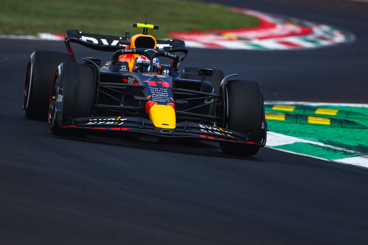GP ITALIA, Sergio Perez (MEX), Red Bull Racing 
09.09.2022. Formula 1 World Championship, Rd 16, Italian Grand Prix, Monza, Italy, Practice Day.
- www.xpbimages.com, EMail: requests@xpbimages.com ¬© Copyright: Charniaux / XPB Images