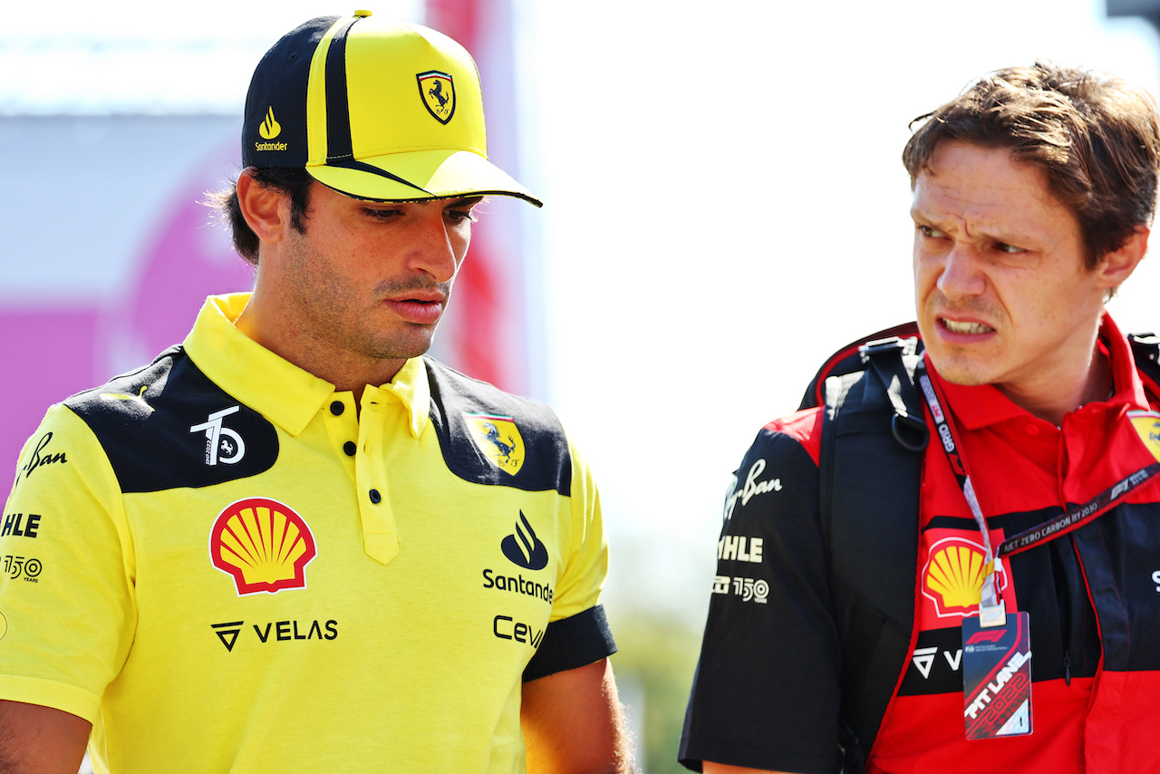 GP ITALIA, (L to R): Carlos Sainz Jr (ESP) Ferrari with Rupert Manwaring (GBR) Ferrari Performance Coach.
09.09.2022. Formula 1 World Championship, Rd 16, Italian Grand Prix, Monza, Italy, Practice Day.
- www.xpbimages.com, EMail: requests@xpbimages.com © Copyright: Batchelor / XPB Images