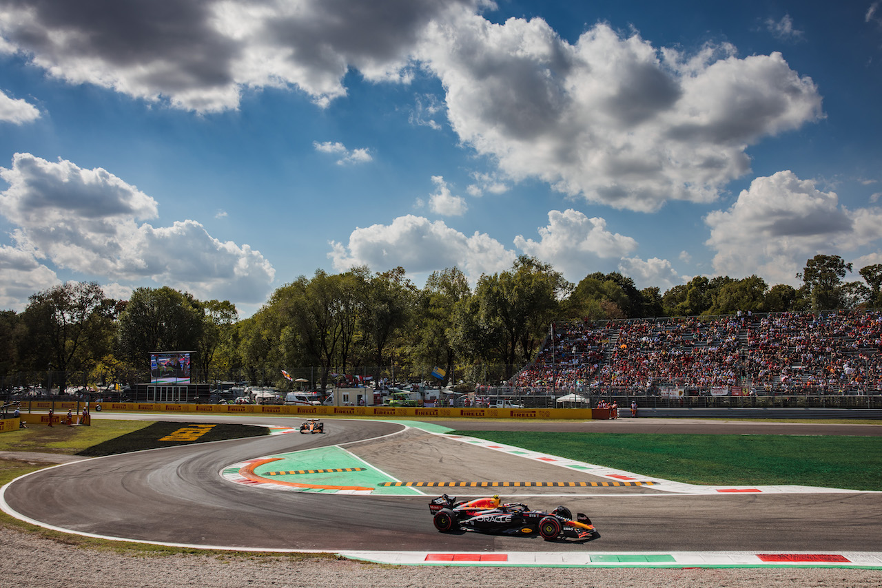GP ITALIA, Sergio Perez (MEX) Red Bull Racing RB18.
09.09.2022. Formula 1 World Championship, Rd 16, Italian Grand Prix, Monza, Italy, Practice Day.
- www.xpbimages.com, EMail: requests@xpbimages.com © Copyright: Bearne / XPB Images