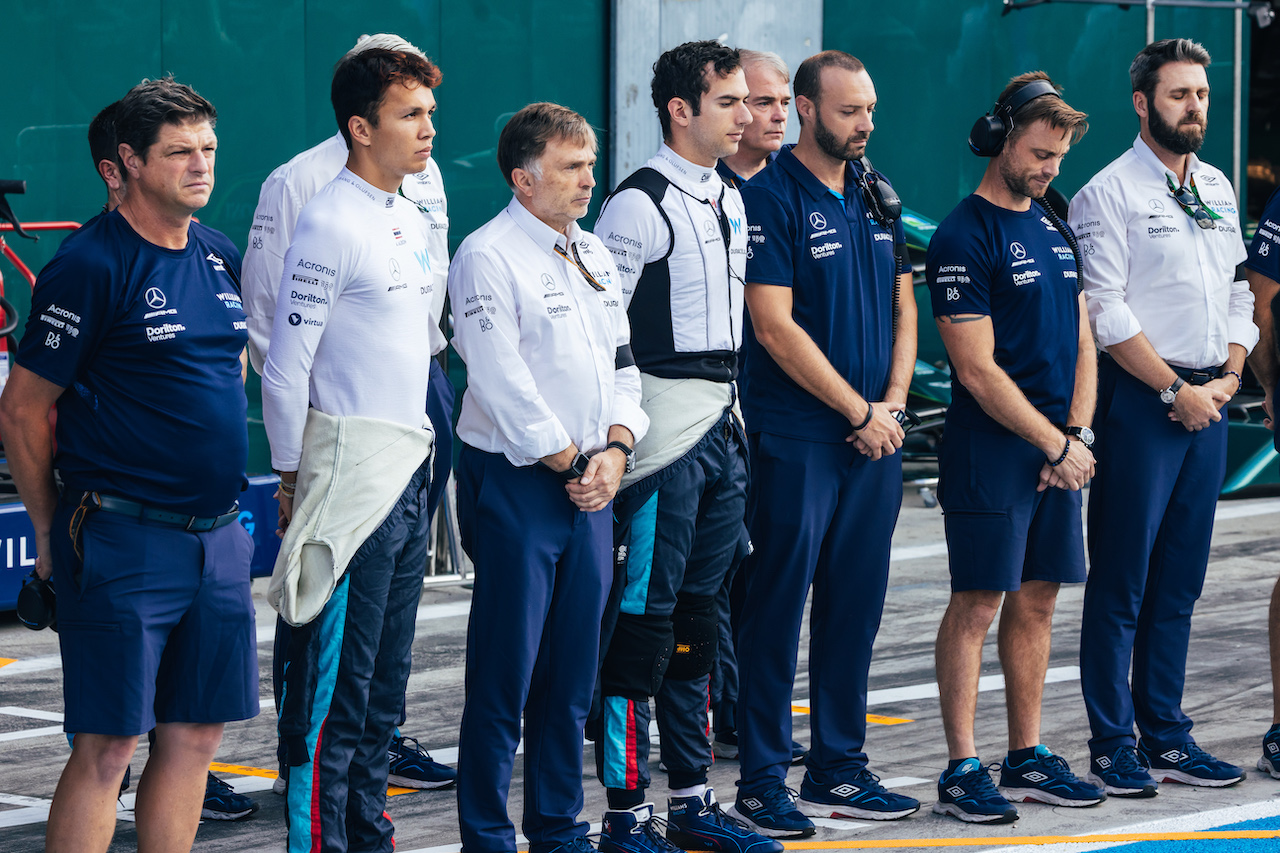 GP ITALIA, Alexander Albon (THA) Williams Racing; Jost Capito (GER) Williams Racing Chief Executive Officer; Nicholas Latifi (CDN) Williams Racing, e the team pay their respects to Queen Elizabeth II with a minute's silence in the pits.
09.09.2022. Formula 1 World Championship, Rd 16, Italian Grand Prix, Monza, Italy, Practice Day.
- www.xpbimages.com, EMail: requests@xpbimages.com © Copyright: Bearne / XPB Images