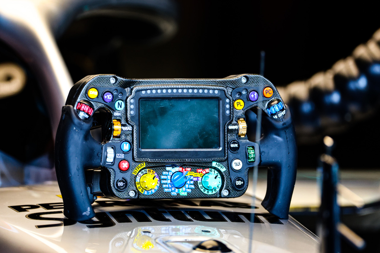 GP ITALIA, George Russell (GBR), Mercedes AMG F1 steering wheel
09.09.2022. Formula 1 World Championship, Rd 16, Italian Grand Prix, Monza, Italy, Practice Day.
- www.xpbimages.com, EMail: requests@xpbimages.com © Copyright: Charniaux / XPB Images