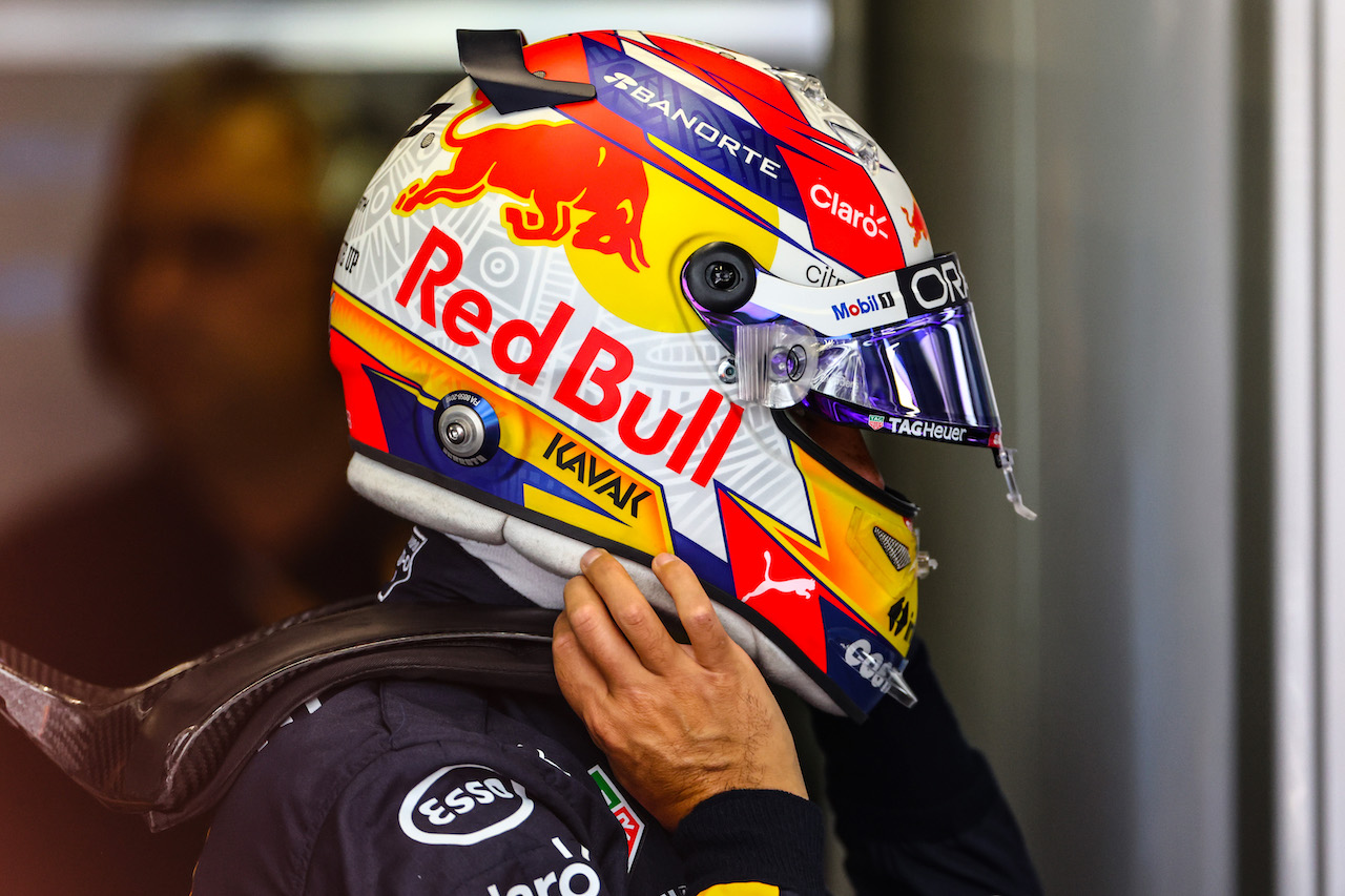 GP ITALIA, Sergio Perez (MEX), Red Bull Racing 
09.09.2022. Formula 1 World Championship, Rd 16, Italian Grand Prix, Monza, Italy, Practice Day.
- www.xpbimages.com, EMail: requests@xpbimages.com ¬© Copyright: Charniaux / XPB Images