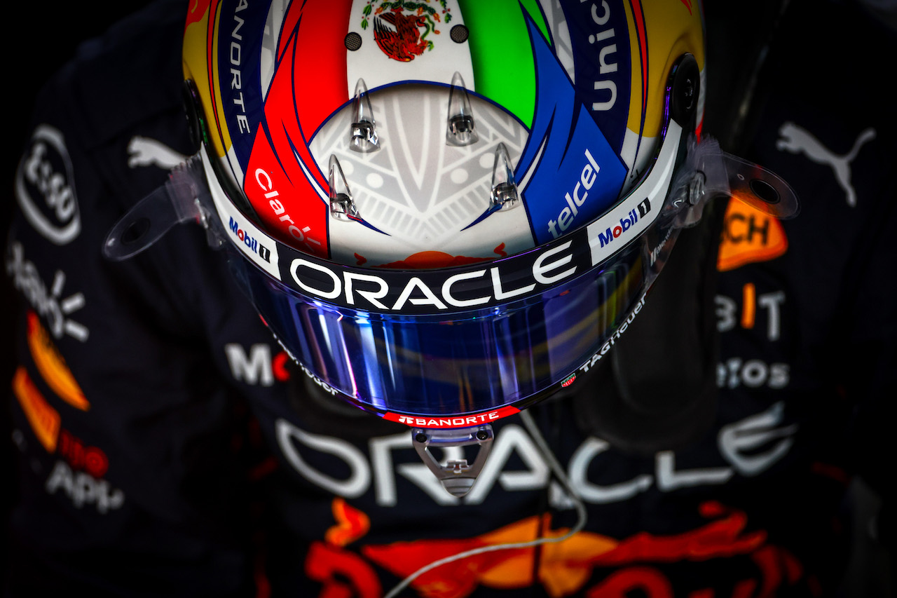 GP ITALIA, Sergio Perez (MEX), Red Bull Racing 
09.09.2022. Formula 1 World Championship, Rd 16, Italian Grand Prix, Monza, Italy, Practice Day.
- www.xpbimages.com, EMail: requests@xpbimages.com ¬© Copyright: Charniaux / XPB Images
