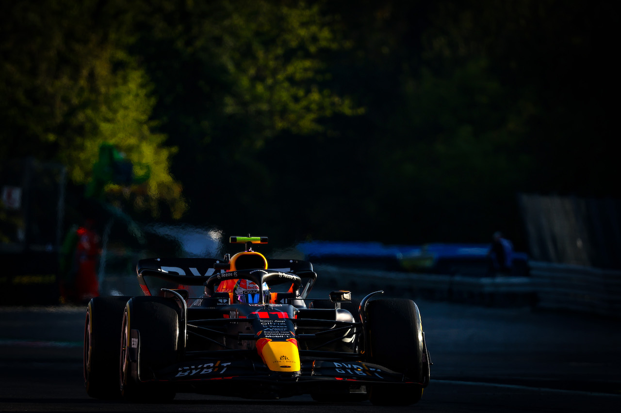 GP ITALIA, Sergio Perez (MEX), Red Bull Racing 
09.09.2022. Formula 1 World Championship, Rd 16, Italian Grand Prix, Monza, Italy, Practice Day.
- www.xpbimages.com, EMail: requests@xpbimages.com ¬© Copyright: Charniaux / XPB Images