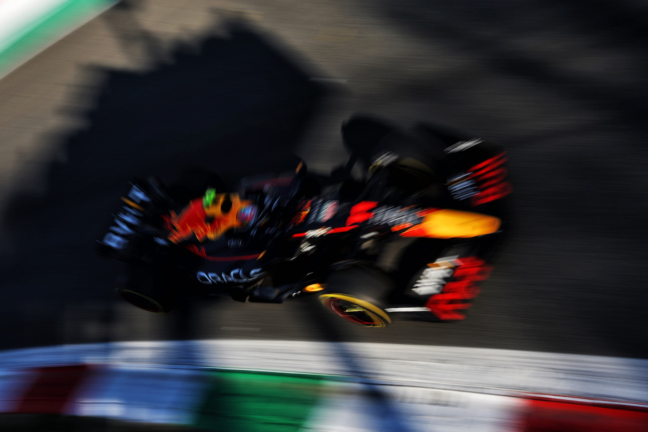 GP ITALIA, Sergio Perez (MEX) Red Bull Racing RB18.
09.09.2022. Formula 1 World Championship, Rd 16, Italian Grand Prix, Monza, Italy, Practice Day.
- www.xpbimages.com, EMail: requests@xpbimages.com © Copyright: Bearne / XPB Images