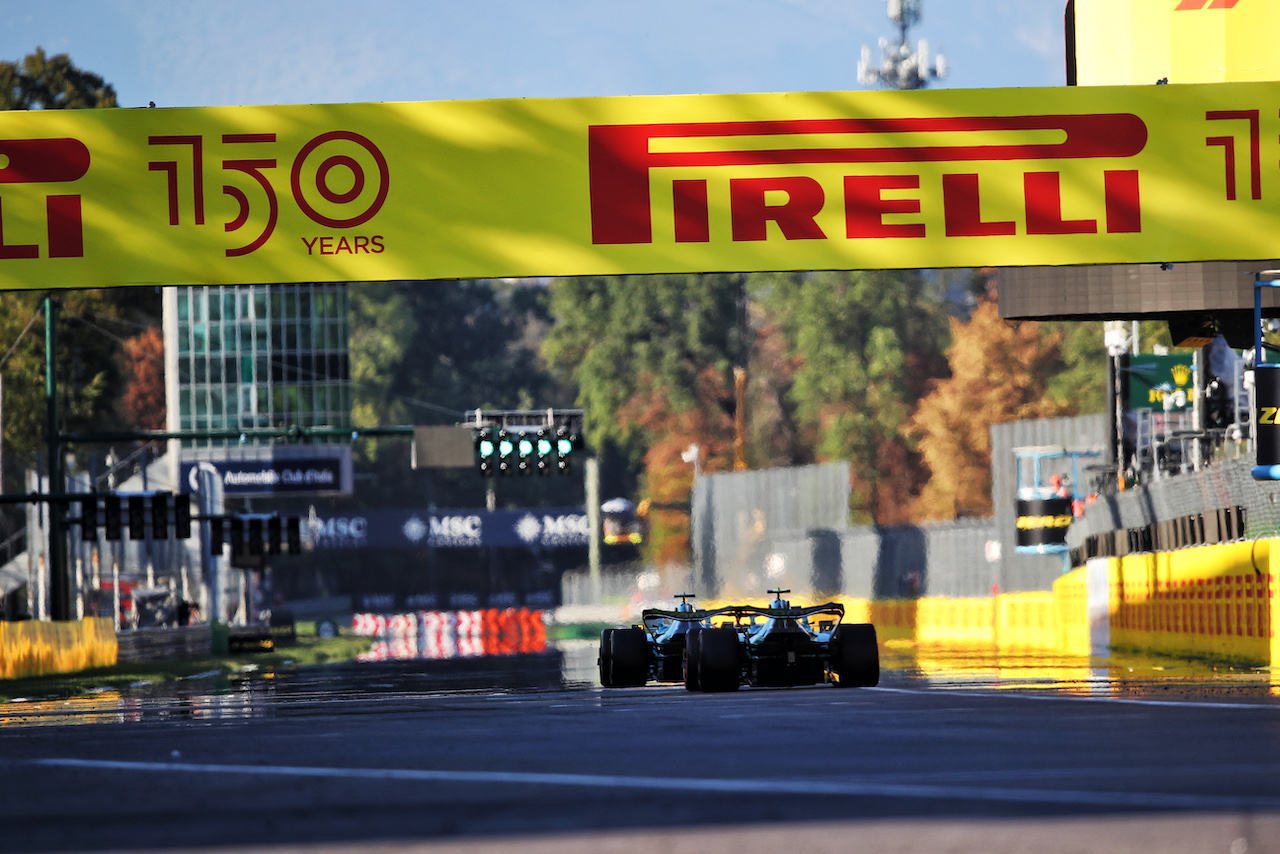 GP ITALIA, Lance Stroll (CDN) Aston Martin F1 Team AMR22 davanti a team mate Sebastian Vettel (GER) Aston Martin F1 Team AMR22.
09.09.2022. Formula 1 World Championship, Rd 16, Italian Grand Prix, Monza, Italy, Practice Day.
 - www.xpbimages.com, EMail: requests@xpbimages.com © Copyright: Coates / XPB Images