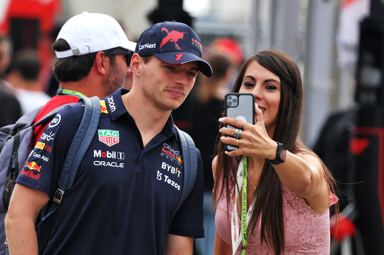 GP ITALIA, Max Verstappen (NLD) Red Bull Racing with a fan.
09.09.2022. Formula 1 World Championship, Rd 16, Italian Grand Prix, Monza, Italy, Practice Day.
- www.xpbimages.com, EMail: requests@xpbimages.com © Copyright: Bearne / XPB Images