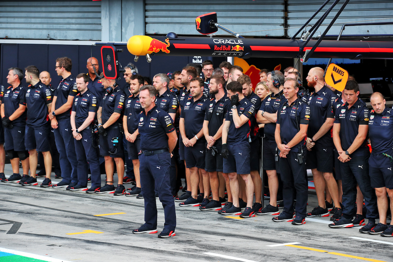 GP ITALIA, Christian Horner (GBR) Red Bull Racing Team Principal e the Red Bull Racing team in the pits as a minutes's silence is held in memory of Queen Elizabeth II.
09.09.2022. Formula 1 World Championship, Rd 16, Italian Grand Prix, Monza, Italy, Practice Day.
 - www.xpbimages.com, EMail: requests@xpbimages.com © Copyright: Coates / XPB Images