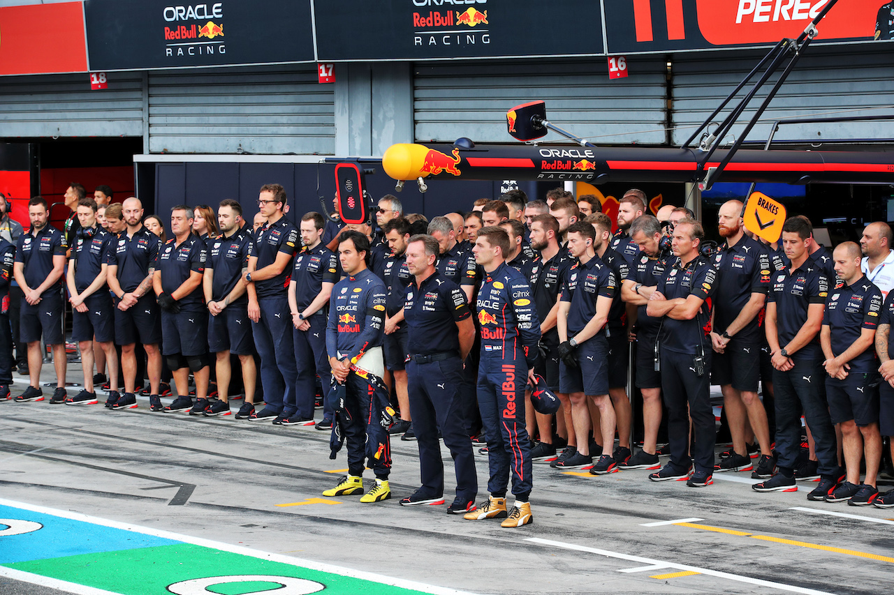 GP ITALIA, (L to R): Sergio Perez (MEX) Red Bull Racing; Christian Horner (GBR) Red Bull Racing Team Principal; e Max Verstappen (NLD) Red Bull Racing, in the pits as a minutes's silence is held in memory of Queen Elizabeth II.
09.09.2022. Formula 1 World Championship, Rd 16, Italian Grand Prix, Monza, Italy, Practice Day.
 - www.xpbimages.com, EMail: requests@xpbimages.com © Copyright: Coates / XPB Images